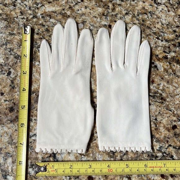 Fabulous Vintage Cream Cloth Dress Gloves - Picture 3 of 4